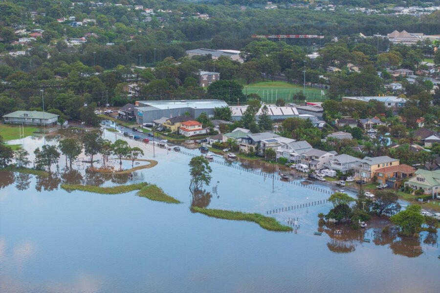 Regenchaos in Sydney: Wohnviertel versinken im Wasser - Rekordniederschläge in Sydney und Teilen von Neusüdwales haben zu Überschwemmungen und weitreichenden Schäden geführt, so dass die Behörden für einige Gemeinden Evakuierungsmaßnahmen anordneten.