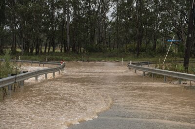 Regenchaos in Sydney: Wohnviertel versinken im Wasser - Eine Straße ist in Vineyard in Sydney nach Regenfällen überschwemmt.