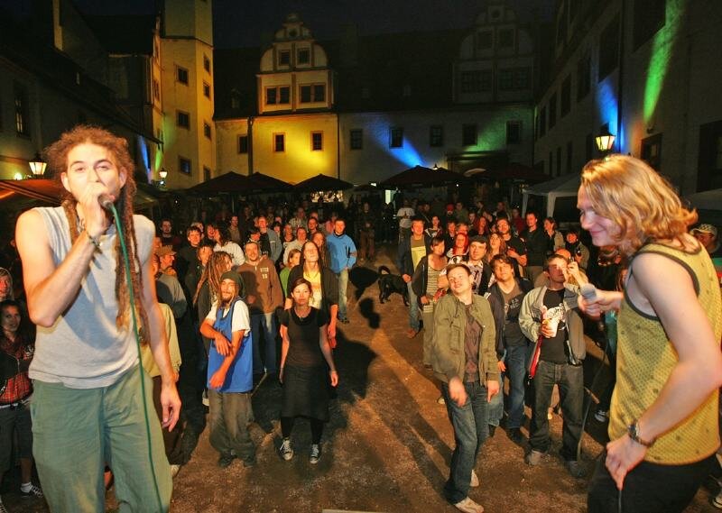 Reggae-Fanmeile im Schlosshof - 
              <p class="artikelinhalt">Torsten Schroth (links) und Sascha Naumann, alias Sushiman, auf der Bühne im Schlosshof. Mit deutschsprachiger Reggae-Musik hatten das Publikum schnell auf ihrer Seite.</p>
            