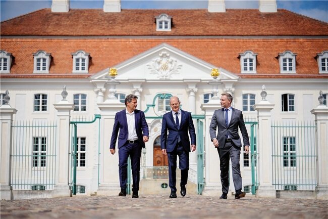 Regierung geht auf Schloss Meseberg in Gruppentherapie - Waren im April schon einmal da: Bundeskanzler Olaf Scholz (Mitte), Wirtschaftsminister Robert Habeck (links) und Finanzminister Christian Lindner auf Schloss Meseberg. 