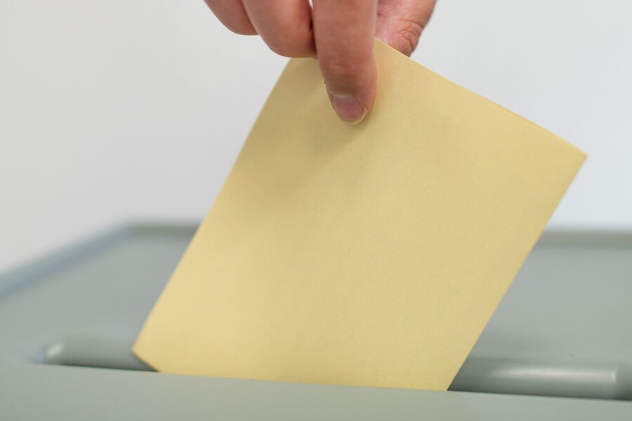 Regierung hofft auf hohe Beteiligung an Wahlen - Ein Stimmzettel wird in eine Wahlurne geworfen.