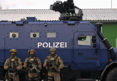 Regierung verteidigt Aufrüstung für Panzerwagen - SEK-Beamte vor einem der beiden Panzerwagen "Survivor R" der sächsischen Polizei.