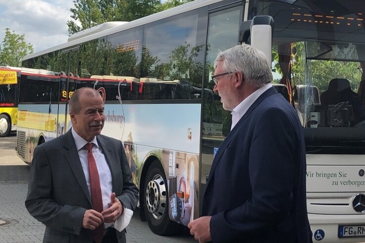 Regiobus-Flotte vor großem Umbau - Michael Tanne, Geschäftsführer von Regiobus, im Gespräch mit Landrat Matthias Damm auf dessen Abschiedstour durch Mittelsachsen. 