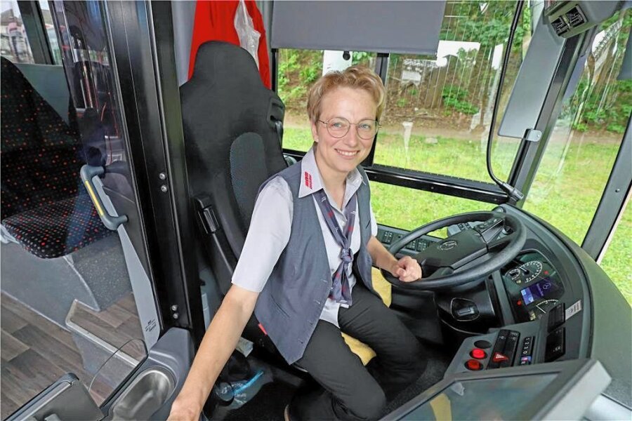 Regiobus in Freiberg mit Personalnot: Wie eine Busfahrerin zu ihrem Beruf kam - Seit mehr als 20 Jahren mittendrin im Traumberuf: Mandy Pfeiffer im Führerstand „ihres“ Busses.
