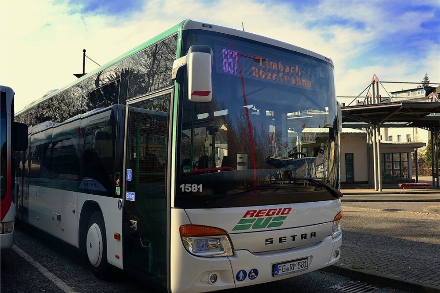 Regiobus rüstet auf: Mit neuen Bussen und Bordcomputern - Dieser Setra-Omnibus gehört zu den 20 neuen Fahrzeugen von Regiobus Mittelsachsen, die derzeit bereits imEinsatz sind. Ein Erkennungszeichen ist die Linienanzeige in pink. 