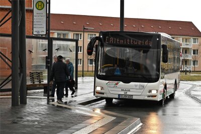 Regiobus streikt am Freitag: Was fährt in Mittelsachsen, wenn die Busse stillstehen? - Ein Bus von Regiobus hält an der Haltestelle am Mittweidaer Bahnhof: Aufgrund des Streiks geht das Unternehmen davon aus, dass am Freitag keine eigenen Busse unterwegs sind.