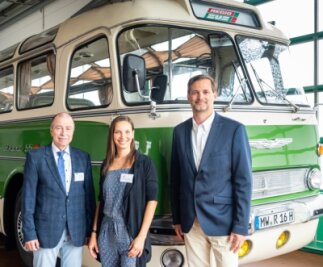 Regiobus sucht nach einer Alternative für den Diesel - Nicht nur die Diesel-Oldtimer von Regiobus sind Auslaufmodelle: Michael Tanne, Michelle Vinke und Maik Kästner (von links) setzen auch auf Wasserstoff nach dem Ende herkömmlicher Verbrennermotoren. 
