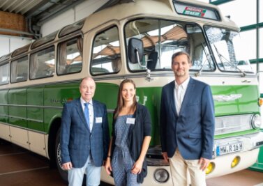Regiobus sucht nach einer Alternative für den Diesel - Nicht nur die Diesel-Oldtimer von Regiobus sind Auslaufmodelle: Michael Tanne, Michelle Vinke und Maik Kästner (von links) setzen auch auf Wasserstoff nach dem Ende herkömmlicher Verbrennermotoren. 