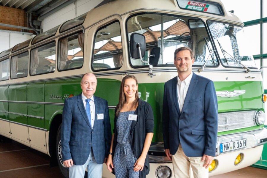 Nicht nur die Diesel-Oldtimer von Regiobus sind Auslaufmodelle: Michael Tanne, Michelle Vinke und Maik Kästner (von links) setzen auch auf Wasserstoff nach dem Ende herkömmlicher Verbrennermotoren. 