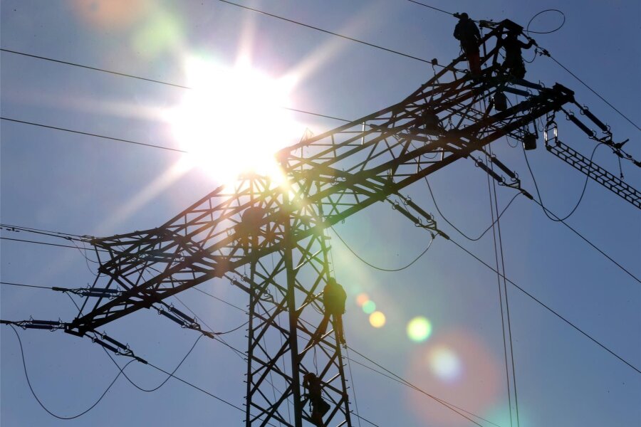 Region Rochlitz: Tausende ohne Strom - Stromausfall in der Region. Techniker arbeiten an einer Freileitung.