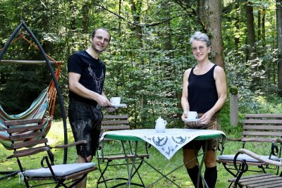 Regional und naturbewusst: Forsthaus in Buchholz empfängt wieder Gäste - Im Einklang mit der Natur sein: Cathrin und Marco Lopenz servieren den Gästen auch gern im Garten einen Kaffee.