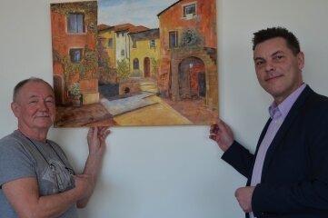Peter Paulitschke (links) stellt seine Kunst im Hotel von Raymond Melchior (r.) aus. 