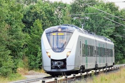 Regionalexpress Chemnitz-Leipzig: Mitteldeutsche Regiobahn erhält Zuschlag für die nächsten acht Jahre - So sehen die neuen Batteriezüge von Alstom aus. Bei diesem Exemplar fehlen die echten Batteriepacks aber noch, es sind nur Attrappen.