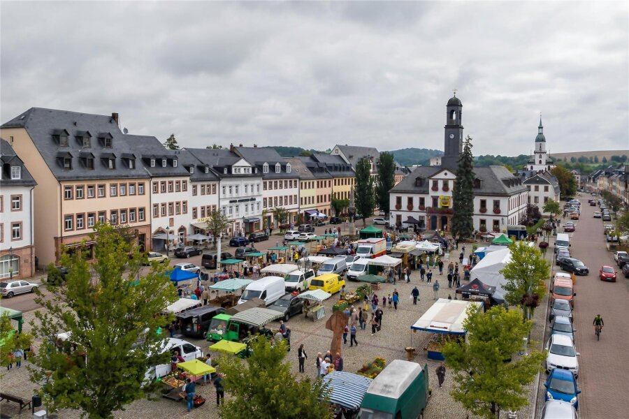 Regionalmarkt auf Schloss Rochlitz, Absegeln an der Talsperre Kriebstein: Fünf Tipps für das Wochenende in Mittelsachsen - Blick auf den Rochlitzer Regionalmarkt am 2. September 2023.