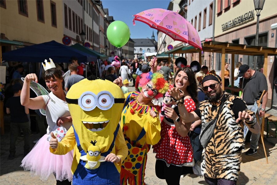 Regionalmarkt Rochlitz: Vielfalt, Genuss und Tanz am 2. September - Gute Laune ist beim Regionalmarkt üblich: Hier ein Teil des Orga-Teams mit Clown zur Auflage im Juni, als der Kindertag mit gefeiert wurde.