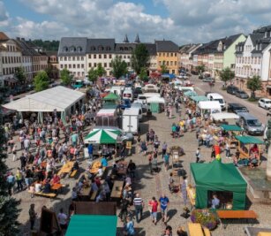 Regionalmarkt startet in Saison - Bei schönem Wetter lockte der Regionalmarkt im vorigen Jahr nach einer pandemiebedingten Zwangspause mehrere Hundert Besucher aus der gesamten Region in die Muldestadt.