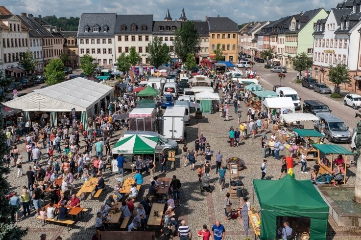 Bei schönem Wetter lockte der Regionalmarkt im vorigen Jahr nach einer pandemiebedingten Zwangspause mehrere Hundert Besucher aus der gesamten Region in die Muldestadt.