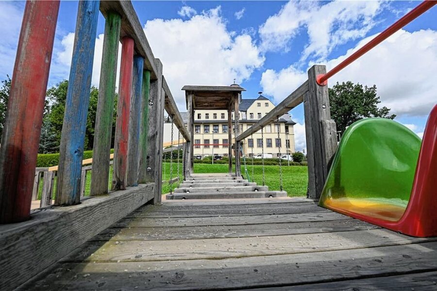 Regionalminister weiht Spielplatz in Köthensdorf ein - Blick auf den Spielplatz vor der Schule in Köthensdorf. Taura hat für rund 130.000 Euro das Areal erneuert.