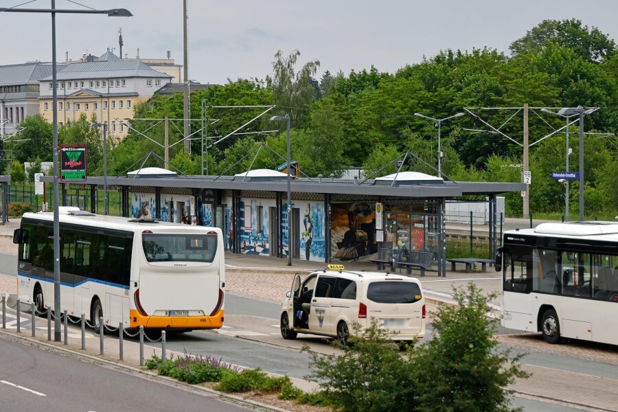 Regionalverkehr: Plusbus-Netz im Landkreis Zwickau wird erweitert - Gleich mehrere Plusbus-Linien sollen künftig am Bahnhof in Hohenstein-Ernstthal halten.