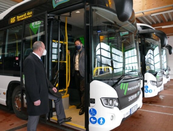 RVE-Geschäftsführer Roland Richter (vorn) und Scania-Verkaufsdirektor Luc Moulin schauen sich einen der neuen Hybridbusse an. 