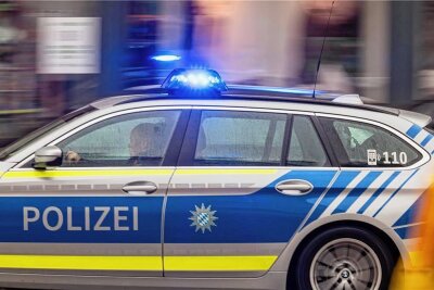 Regungslos auf dem Plauener Altmarkt: Verletzter Mann gibt Polizei Rätsel auf - Die Polizei sucht Zeugen. 