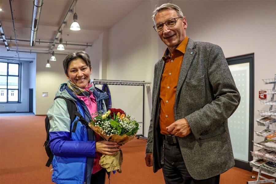 Reibungslose Premiere für neuen Bürgerservice in Flöha - Tanja Dorokhova war die erste Besucherin im Bürgerservice. Sie bekam Blumen von OB Volker Holuscha.