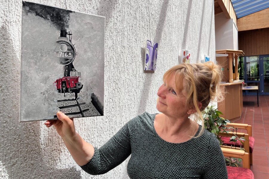 Reichenbach: 13-Jährige stellt in Begegnungsstätte aus - Kerstin Neidhardt mit dem Bild einer Dampflok, das die 13-Jährige Lena aus Neumark für ihren Opa gemalt hat.