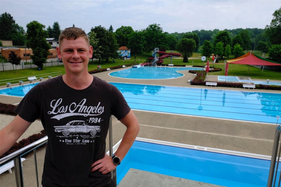 Reichenbach: 51.547 Badegäste sind Rekord - Schwimmmeister Kevin Marschlich kann sich mit seinem Team über einen neuen Besucherrekord freuen.