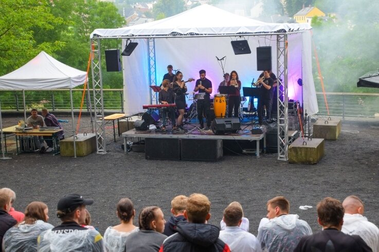 Die Band Scusi mit Selina Tulasoglu und Elias Störr bei ihrem Auftritt zum Reichenbacher Jugendmusik-Festival "Back to live" am leider verregneten Samstagabend im Park der Generationen. 