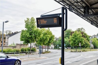 Reichenbach: Fahrgastinformation am Bahnhof erneuert - Am Reichenbacher Bahnhof sind neue digitale Fahrgastinformationstafeln aufgestellt worden.