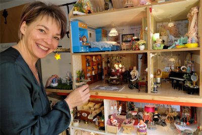 Reichenbach: Fensterschau macht Kinderzeit lebendig - Peggy Söhnel an ihrem fünfstöckigen Puppenhaus. Ab Heiligabend ist es in der Weihnachtsausstellung in den Fenstern ihrer Wohlfühloase in Schneidenbach zu sehen.