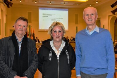 Reichenbach: Friedensrichter gewählt - Einstimmig auf fünf Jahre vom Stadtrat gewählt: (von links) Rainer Peterhänsel, Steffi Seumel und Herwig Kampe.