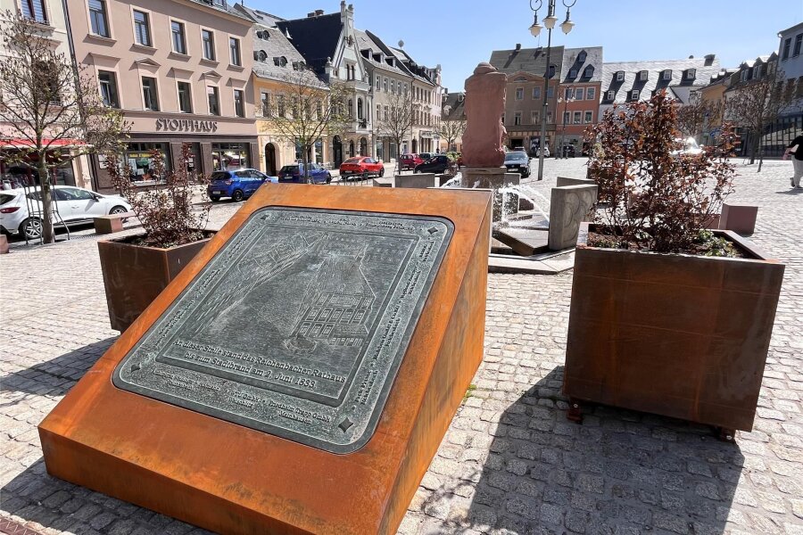 Reichenbach: Gefahrenstelle auf dem Marktplatz entschäft - Die Bronzeplatte, die an das alte Rathaus erinnert, ist jetzt auf ein Pult aus Cortenstahl montiert worden.