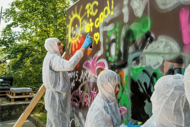 Reichenbach: Graffiti-Wand am Kindertag eingeweiht - Oberbürgermeister Henry Ruß besprüht mit Kindern und Jugendlichen des Jugendzentrums Jam die neue Graffitiwand. 