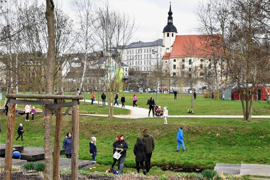 Zahlreiche Reichenbacher zog es mit ihren Kindern und Enkeln am Samstagvormittag zur Ostereiersuche in den Park der Generationen. 