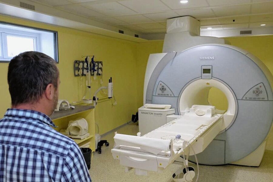 Reichenbach: Käufer will Krankenhaus wiederbeleben - Routine-Rundgang in der Radiologie der geschlossenen Klinik in Reichenbach. Der Magnet-Resonanz-Tomograph von Siemens könnte sofort wieder in Betrieb gehen.