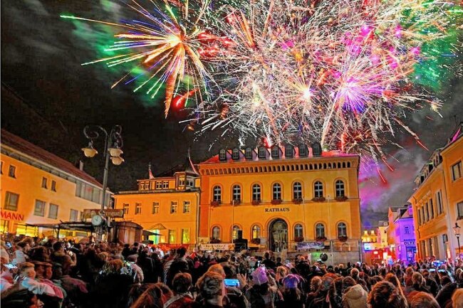 Reichenbach: Kein Bürgerfest? - Das wäre schade! - Das Feuerwerk am Vorabend des 3. Oktober lockt traditionell die Massen auf den Marktplatz. 