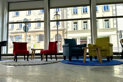 Reichenbach: Kinderkaufhaus wird zum Ort für Austausch und Treffen - Ein Blickfang sind die massiven Tische direkt am Schaufenster mit Blick auf die Marktstraße.