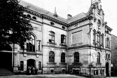 Reichenbach: Kulturhaus feiert einen ganzen Monat lang - Der „Kaiserhof“ um das Jahr 1900. Der Gebäudekomplex verfügte über einen großen Theater- und Vereinssaal, einen Spiegelsaal und zwei Kegelbahnen. Er war auch Heimstatt der Freimaurerloge.