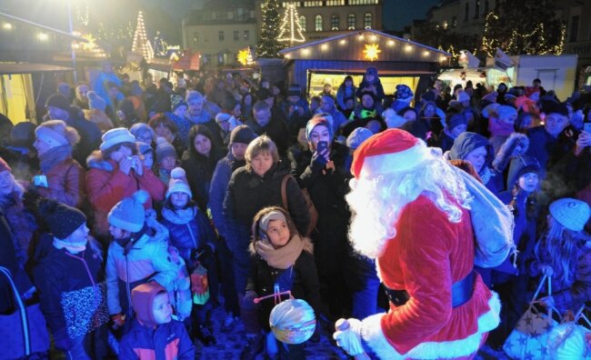 Reichenbach: Markt zum Start rappelvoll - Begleitet vom Duft von Glühwein und gebrannten Mandeln empfängt der Weihnachtsmann täglich die Kinder.