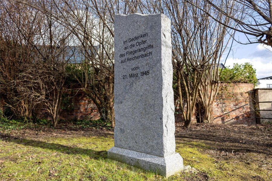 Reichenbach: Menschenkette will Orte des Gedenkens verbinden - Der Gedenkstein für die Opfer des Fliegerangriffs auf Reichenbach vom 21. März 1945.