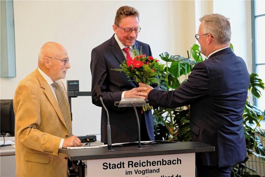 Reichenbach: OB Ruß vereidigt - Nach der Vereidigung durch Peter Tillack (links) erhält der neue OB Henry Ruß Blumen von Thomas Höllrich.