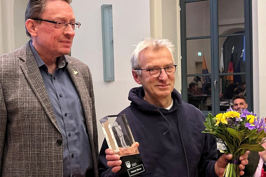 Reichenbach: Organisator des 24-Stunden-Laufes ausgezeichnet - Aus den Händen von OB Henry Ruß (l.) bekam Stephan Werner den Bürgerpreis 2023 der Stadt Reichenbach überreicht.