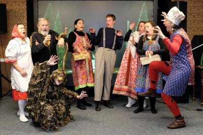 Reichenbach: Rasantes Weihnachtsmärchen entführt in den Zauberwald - Die Szene aus den Proben lässt erahnen, welch skurrile Figuren die Bühne bevölkern werden.