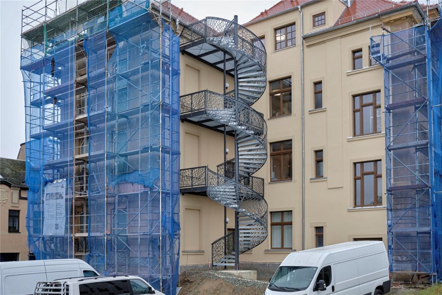 Reichenbach: Rettungstreppe als architektonisches Meisterwerk - Über vier Stockwerke windet sich die Rettungstreppe. An der Fassade wird noch gearbeitet.