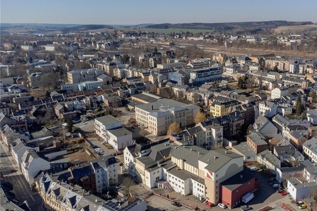 Reichenbach schnürt dickes Sparpaket - Luftbild von der Reichenbacher Innenstadt mit Neuberinhaus und Weinholdschule. Die Erhöhung des Hebesatzes der Grundsteuer B auf 450 Prozent soll pro Jahr 121.000 Euro mehr in die Stadtkasse spülen. 