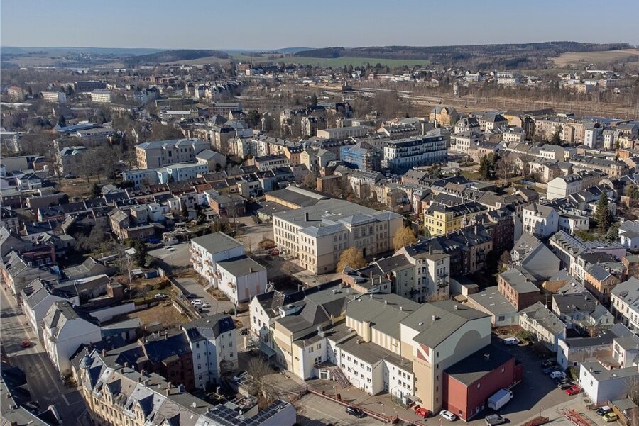 Luftbild von der Reichenbacher Innenstadt mit Neuberinhaus und Weinholdschule. Die Erhöhung des Hebesatzes der Grundsteuer B auf 450 Prozent soll pro Jahr 121.000 Euro mehr in die Stadtkasse spülen. 