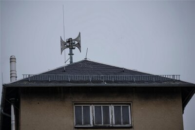 Reichenbach: Stadt bringt sich beim Sirenenwarnnetz ein - Die elektronische Sirene auf dem Dach des Reichenbacher Bauhofes wird nun dem Vogtlandkreis übertragen.