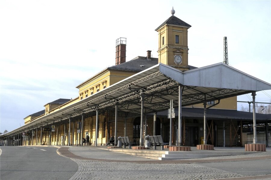Reichenbach: Stadt setzt auf Vorkaufsrecht für Bahnhof - Der obere Bahnhof in Reichenbach ist jetzt versteigert worden.