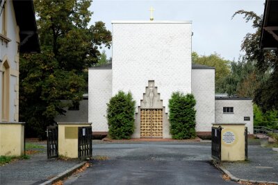 Reichenbach: Stadtrat blockiert höhere Friedhofsgebühren - Die Einfahrt zum Hauptfriedhof in Reichenbach. Dahinter erhebt sich die Feierhalle nebst Krematorium.